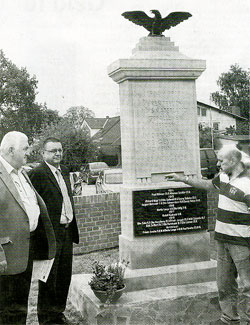 Kriegerdenkmal Hohennauen, Werner Knake (re.)