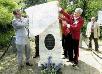 Otto-Lilienthal-Denkmal in Stölln, Werner Knake (hi. re)