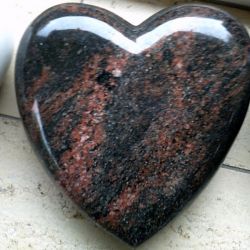 Herzstein aus Indora ( Granit ) poliert