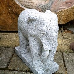 Elefant aus grauen Granit 