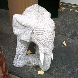 Elefant aus grauen Granit 