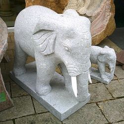 Elefant aus grauen Granit 